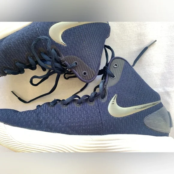 Nike Men Hyperdunk Shoes - Picture 8 of 12